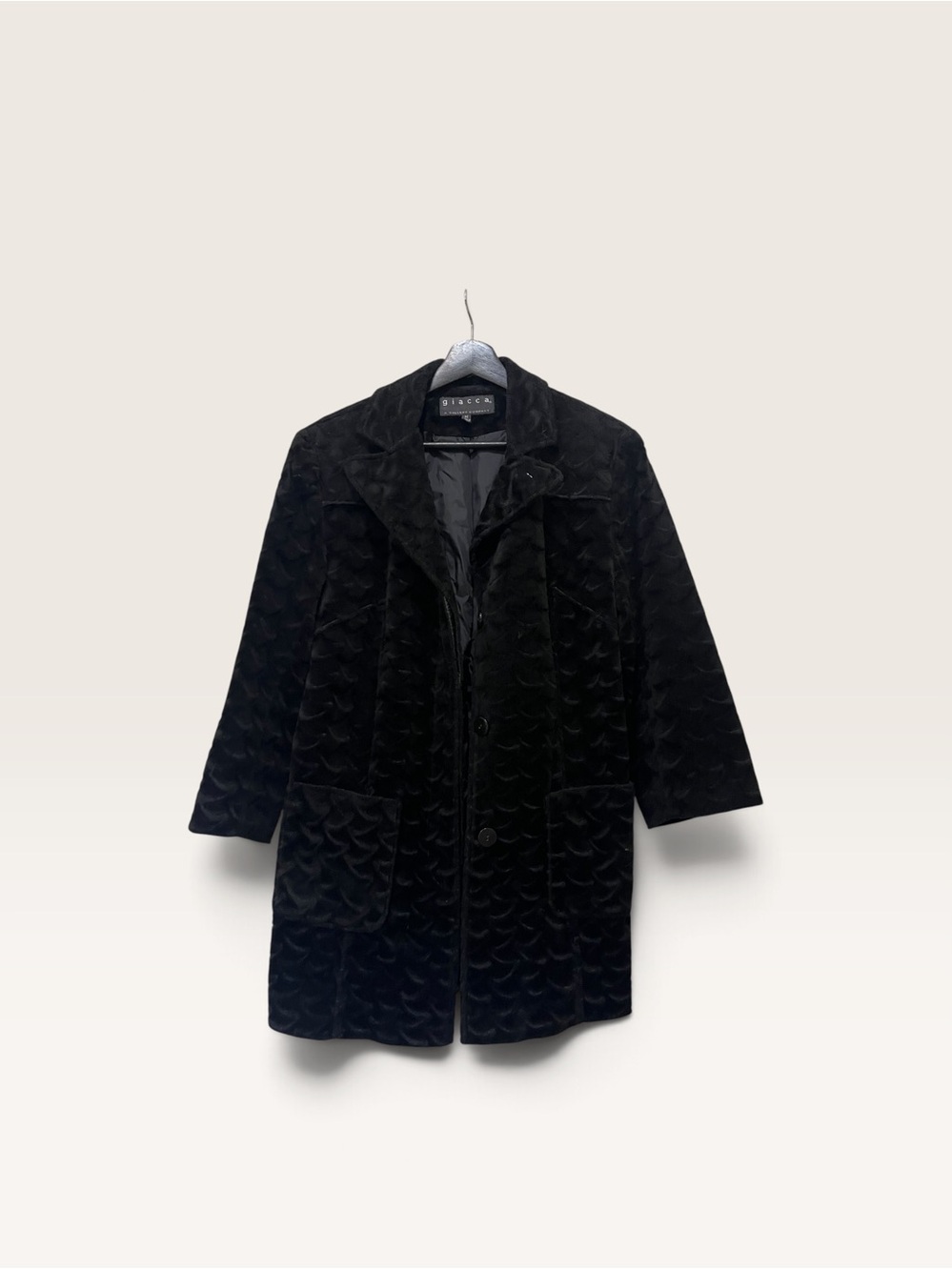 Giacca mid-length textured black car coat, featuring a distinctive scallop